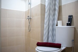 Standard-Apartment, 1 Schlafzimmer (Apartment) | Badezimmer | Dusche, kostenlose Toilettenartikel, Handtücher
