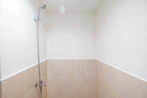 Lägenhet Standard - 1 sovrum (Apartment) | Badrum | Dusch, gratis toalettartiklar och handdukar