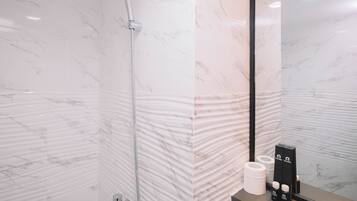 Standard Apartment, 1 Bedroom (Apartment) | Bathroom | Shower, free toiletries, towels