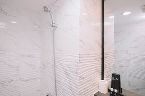 Standard Apartment, 1 Bedroom (Apartment) | Bathroom | Shower, free toiletries, towels