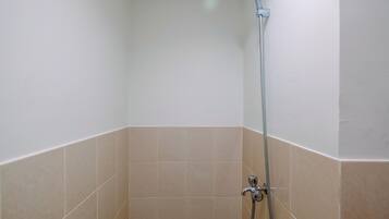 Standard Studio, 1 Bedroom (Apartment) | Bathroom | Shower, free toiletries, towels