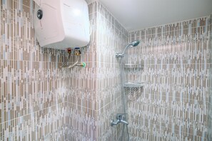 Standard Apartment, 1 Bedroom (Apartment) | Bathroom | Shower, free toiletries, towels