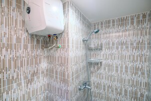 Standard Apartment, 1 Bedroom (Apartment) | Bathroom | Shower, free toiletries, towels