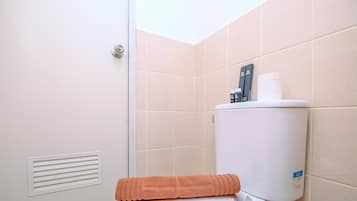 Estúdio standard, 1 quarto (Apartment) | Banheiro | Chuveiro, produtos de toalete grátis, toalhas de banho