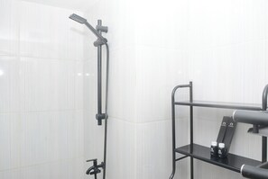 Standard Apartment, 1 Bedroom (Apartment) | Bathroom | Shower, free toiletries, towels