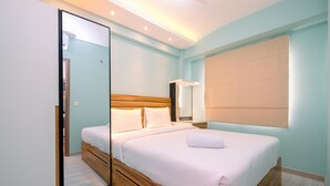 Une chambre à coucher moderne avec un lit en bois, un placard à portes coulissantes et une table de chevet avec une lampe.