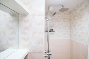 Studio Standard, 1 chambre (Apartment) | Salle de bain | Douche, articles de toilette (gratuits), serviettes fournies