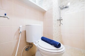Standard Stüdyo, 1 Yatak Odası (Apartment) | Banyo | Duş, ücretsiz banyo/kozmetik ürünleri, havlu 