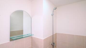 Ducha, artículos de tocador gratuitos, toallas