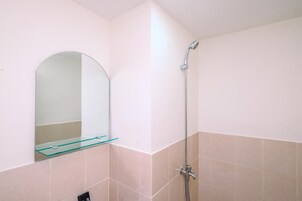 Standard Apartment, 1 Bedroom (Apartment) | Bathroom | Shower, free toiletries, towels