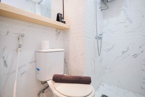 Ducha, artículos de tocador gratuitos, toallas