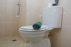 Estudio estándar, 1 habitación (Apartment) | Baño | Ducha, artículos de higiene personal gratuitos y toallas