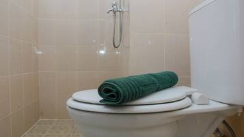 Estúdio standard, 1 quarto (Apartment) | Banheiro | Chuveiro, produtos de toalete grátis, toalhas de banho