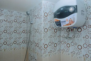 Leilighet – standard, 1 soverom (Apartment) | Bad | Dusj, toalettartikler (inkludert) og håndklær