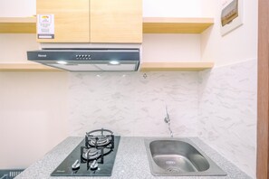 Standard Studio, 1 Bedroom (Apartment) | Private kitchen | Fridge