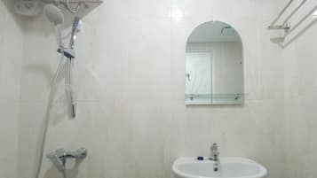 Standard Studio, 1 Bedroom (Apartment) | Bathroom | Shower, free toiletries, towels