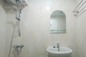 Estudio estándar, 1 habitación (Apartment) | Baño | Ducha, artículos de higiene personal gratuitos y toallas