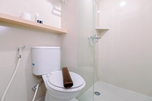 Apartamento standard, 1 quarto (Apartment) | Banheiro | Chuveiro, produtos de toalete grátis, toalhas de banho 
