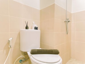 Standard Apartment, 1 Bedroom (Apartment) | Bathroom | Shower, free toiletries, towels