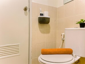 Standard Apartment, 1 Bedroom (Apartment) | Bathroom | Shower, free toiletries, towels