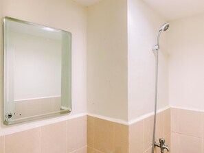 Standard-Apartment, 1 Schlafzimmer (Apartment) | Badezimmer | Dusche, kostenlose Toilettenartikel, Handtücher