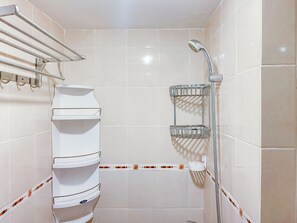 Departamento estándar, 1 habitación (Apartment) | Baño | Regadera, amenidades de baño gratuitas, toallas 