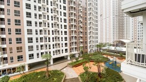 Un immeuble résidentiel de grande hauteur doté de nombreux balcons, d’un jardin sur le toit et d’une architecture moderne.