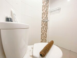 Studio Standard, 1 chambre (Apartment) | Salle de bain | Douche, articles de toilette gratuits, serviettes fournies