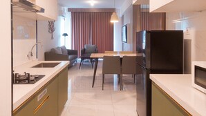 Eine moderne Küche mit Essbereich, Einbauherd und Kühlschrank.