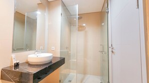 Standard Apartment, 1 Bedroom (Apartment) | Bathroom | Shower, free toiletries, towels