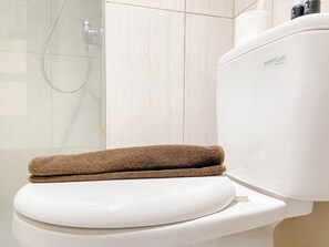 Standard-Studio, 1 Schlafzimmer (Apartment) | Badezimmer | Dusche, kostenlose Toilettenartikel, Handtücher