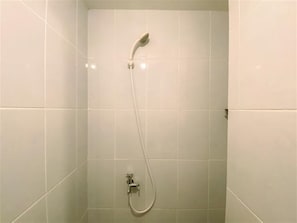 Standard Studio, 1 Bedroom (Apartment) | Bathroom | Shower, free toiletries, towels