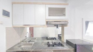 Una cucina moderna con due lavelli, un fornello e un forno integrato.