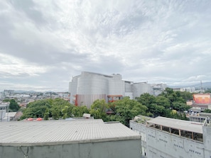 Ein großes Industriegebäude mit flachem Dach und einer rot-weißen Fassade.