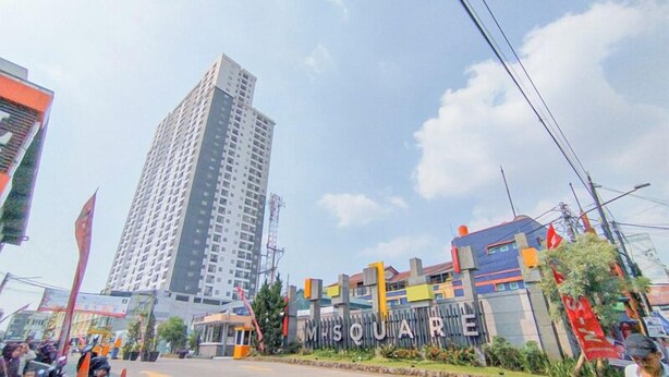Un edificio alto con un letrero que dice "MHS QUARANTINE".