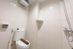 Departamento estándar, 1 habitación (Apartment) | Baño | Regadera, amenidades de baño gratuitas, toallas 