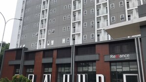 Un edificio a più piani con un evidente cartello 'Reliance' e la scritta 'Z-HUB'.