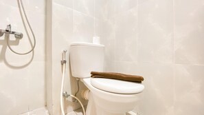 Standard Studio, 1 Bedroom (Apartment) | Bathroom | Shower, free toiletries, towels