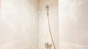 สแตนดาร์ดสตูดิโอ, 1 ห้องนอน (Apartment) | ห้องน้ำ | ฝักบัว, ของใช้ในห้องน้ำฟรี, ผ้าเช็ดตัว