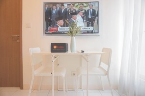 Standard Apartment, 1 Bedroom (Apartment) | In-room dining