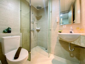 Apartamento estándar, 1 habitación (Apartment) | Baño | Ducha, artículos de higiene personal gratuitos y toallas