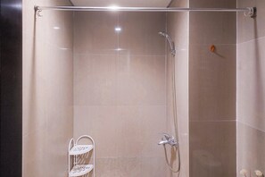 Studio Tiêu chuẩn, 1 phòng ngủ (Apartment) | Phòng tắm | Buồng tắm vòi sen, đồ dùng nhà tắm miễn phí, khăn tắm