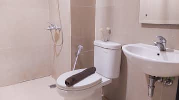 Studio Standar, 1 kamar tidur (Apartment) | Kamar mandi | Shower, perlengkapan mandi gratis,  dan handuk