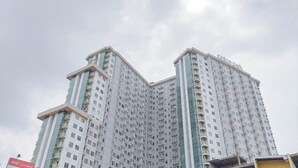 A high-rise building with a corner design, labeled 'easton park'.