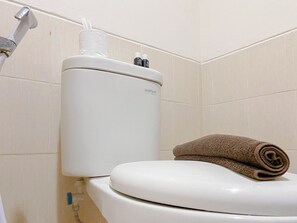 Estudio estándar, 1 habitación (Apartment) | Baño | Regadera, amenidades de baño gratuitas, toallas