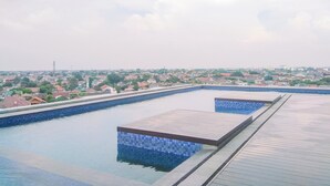 En pool på taket med utsikt över ett bostadsområde.