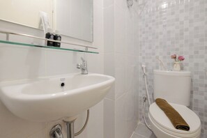 Studio – standard, 1 soverom (Apartment) | Bad | Dusj, toalettartikler (inkludert) og håndklær