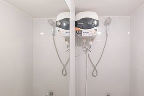 Studio Standard, 1 chambre (Apartment) | Salle de bain | Douche, articles de toilette gratuits, serviettes fournies