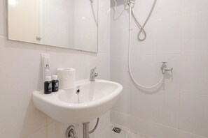 Estudio estándar, 1 habitación (Apartment) | Baño | Regadera, amenidades de baño gratuitas, toallas 