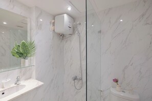 Standaard appartement, 1 slaapkamer (Apartment) | Badkamer | Een douche, gratis toiletartikelen, handdoeken